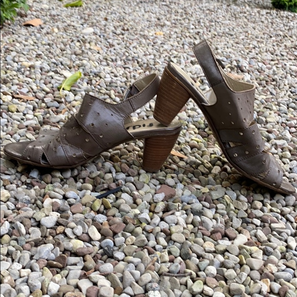 Broken-in, FIDJI leather sandels❣️